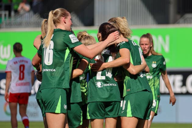 Wolfsburg, Deutschland: 02. Mai 2026 - 1. Frauen Bundesliga - 24. Spieltag - VfL Wolfsburg vs. RB Leipzig Im Bild: Torschützin Lena Lattwein (VfL), rechts im Bild, macht das Tor zum 3:1 für Wolfsburg und jubelt mit ihren Mannschaftskolleginnen Copyright: HMBxMedia MadeleinexFantini