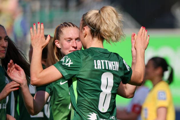 Wolfsburg, Deutschland: 02. Mai 2026 - 1. Frauen Bundesliga - 24. Spieltag - VfL Wolfsburg vs. RB Leipzig Im Bild: v.li. die Zweite Torschützin Lena Lattwein (VfL) macht das Tor zum 3:1 für Wolfsburg und jubelt mit Janina Minge (VfL) Copyright: HMBxMedia MadeleinexFantini