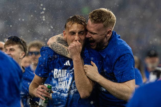 2. Fußball Bundesliga: Schalke 04 - Fortuna Düsseldorf; 02.05.2026 Timo Becker (FC Schalke 04, 5) Die Mannschaft bejubelt Aufstieg, Aufstiegsfeier, Schalke 04, 2026. 2. Fußball Bundesliga: Schalke 04 - Fortuna Düsseldorf; Veltins-Arena, Gelsenkirchen; 02.05.2026 DFL regulations prohibit any use of photographs as image sequences and or quasi video.