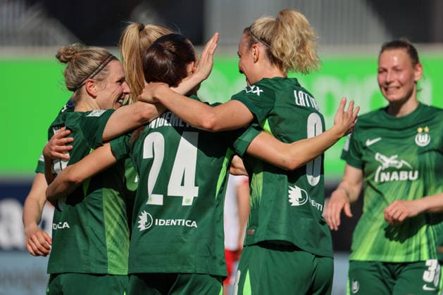 Wolfsburg, Deutschland: 02. Mai 2026 - 1. Frauen Bundesliga - 24. Spieltag - VfL Wolfsburg vs. RB Leipzig Im Bild: Torschützin Lena Lattwein (VfL), rechts im Bild, macht das Tor zum 3:1 für Wolfsburg und jubelt Copyright: HMBxMedia MadeleinexFantini