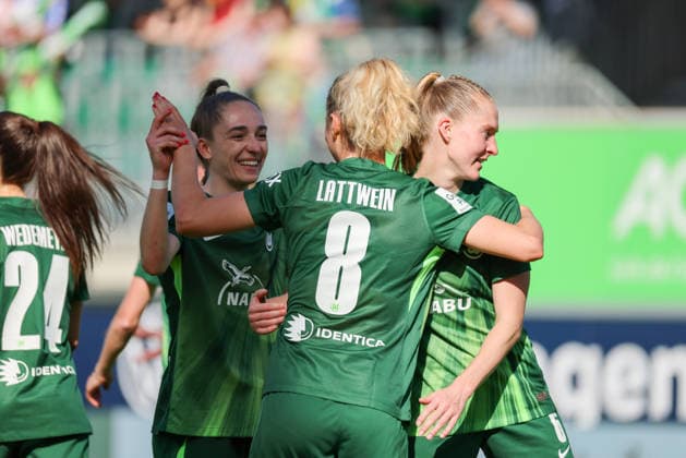 Wolfsburg, Deutschland: 02. Mai 2026 - 1. Frauen Bundesliga - 24. Spieltag - VfL Wolfsburg vs. RB Leipzig Im Bild: v.li. die Zweite Torschützin Lena Lattwein (VfL) macht das Tor zum 3:1 für Wolfsburg und jubelt mit Sophia Kleinherne (VfL) und Janina Minge (VfL) Copyright: HMBxMedia MadeleinexFantini