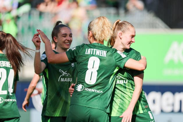 Wolfsburg, Deutschland: 02. Mai 2026 - 1. Frauen Bundesliga - 24. Spieltag - VfL Wolfsburg vs. RB Leipzig Im Bild: v.li. die Zweite Torschützin Lena Lattwein (VfL) macht das Tor zum 3:1 für Wolfsburg und jubelt mit Sophia Kleinherne (VfL) und Janina Minge (VfL) Copyright: HMBxMedia MadeleinexFantini