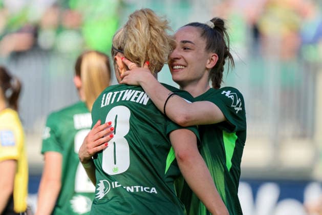 Wolfsburg, Deutschland: 02. Mai 2026 - 1. Frauen Bundesliga - 24. Spieltag - VfL Wolfsburg vs. RB Leipzig Im Bild: v.li. Torschützin Lena Lattwein (VfL) macht das Tor zum 3:1 für Wolfsburg und jubelt mit Sophia Kleinherne (VfL) Copyright: HMBxMedia MadeleinexFantini