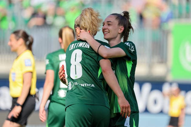 Wolfsburg, Deutschland: 02. Mai 2026 - 1. Frauen Bundesliga - 24. Spieltag - VfL Wolfsburg vs. RB Leipzig Im Bild: v.li. Torschützin Lena Lattwein (VfL) macht das Tor zum 3:1 für Wolfsburg und jubelt mit Sophia Kleinherne (VfL) Copyright: HMBxMedia MadeleinexFantini
