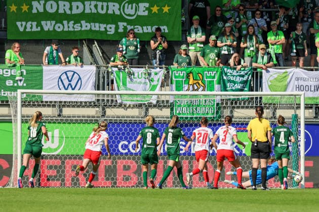 Wolfsburg, Deutschland: 02. Mai 2026 - 1. Frauen Bundesliga - 24. Spieltag - VfL Wolfsburg vs. RB Leipzig Im Bild: Torhüterin Stina Johannes (VfL), rechts im Bild, hält den Ball und verhindert ein Tor für Wolfsburg Copyright: HMBxMedia MadeleinexFantini