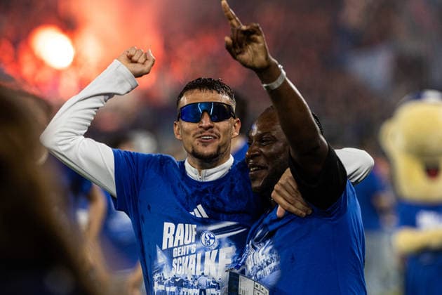 2. Fußball Bundesliga: Schalke 04 - Fortuna Düsseldorf; 02.05.2026 Dejan Ljubicic (FC Schalke 04, 21) Die Mannschaft bejubelt Aufstieg, Aufstiegsfeier, Schalke 04, 2026. 2. Fußball Bundesliga: Schalke 04 - Fortuna Düsseldorf; Veltins-Arena, Gelsenkirchen; 02.05.2026 DFL regulations prohibit any use of photographs as image sequences and or quasi video.