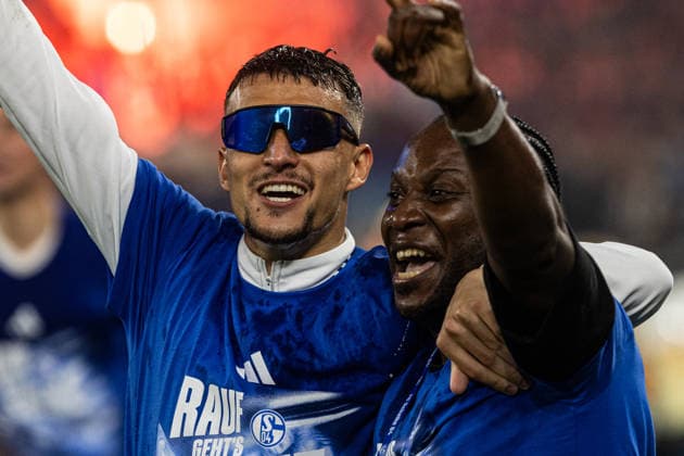 2. Fußball Bundesliga: Schalke 04 - Fortuna Düsseldorf; 02.05.2026 Dejan Ljubicic (FC Schalke 04, 21) Die Mannschaft bejubelt Aufstieg, Aufstiegsfeier, Schalke 04, 2026. 2. Fußball Bundesliga: Schalke 04 - Fortuna Düsseldorf; Veltins-Arena, Gelsenkirchen; 02.05.2026 DFL regulations prohibit any use of photographs as image sequences and or quasi video.