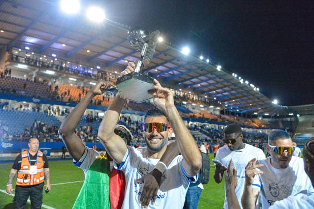 FOOTBALL : ESTAC Troyes vs Stade Lavallois - Ligue 2 - JournÃ e 33 - 02 05 2026 Les joueurs de l™ESTAC avec le trophÃ e de la Ligue 2 BKT TroyesFrance  Copyright: xBaptistexAutissierx