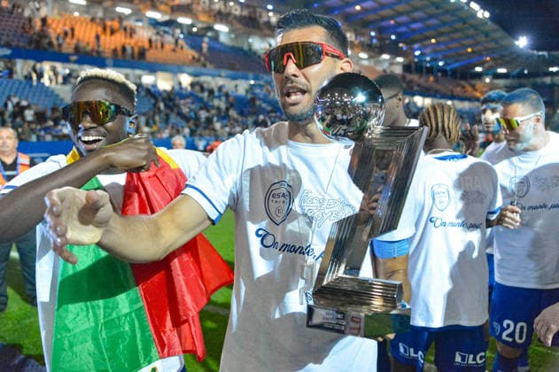 FOOTBALL : ESTAC Troyes vs Stade Lavallois - Ligue 2 - JournÃ e 33 - 02 05 2026 Les joueurs de l™ESTAC avec le trophÃ e de la Ligue 2 BKT TroyesFrance  Copyright: xBaptistexAutissierx