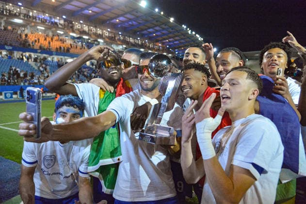 FOOTBALL : ESTAC Troyes vs Stade Lavallois - Ligue 2 - JournÃ e 33 - 02 05 2026 Les joueurs de l™ESTAC avec le trophÃ e de la Ligue 2 BKT TroyesFrance  Copyright: xBaptistexAutissierx