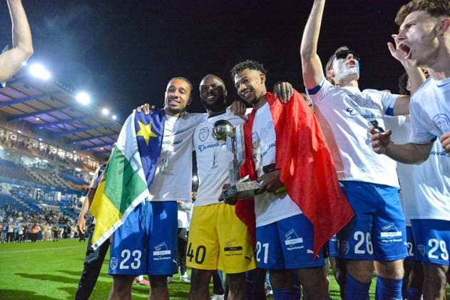 FOOTBALL : ESTAC Troyes vs Stade Lavallois - Ligue 2 - JournÃ e 33 - 02 05 2026 Les joueurs de l™ESTAC avec le trophÃ e de la Ligue 2 BKT TroyesFrance  Copyright: xBaptistexAutissierx