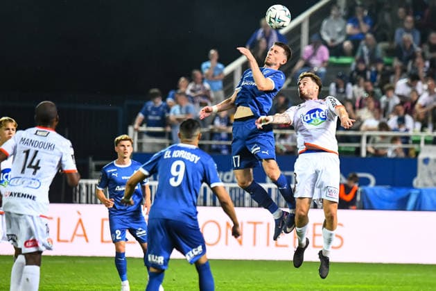 FOOTBALL : ESTAC Troyes vs Stade Lavallois - Ligue 2 - JournÃ e 33 - 02 05 2026 Antoine Mille (ESTAC Troyes) Titouan Thomas (Stade Lavalois) TroyesFrance  Copyright: xBaptistexAutissierx