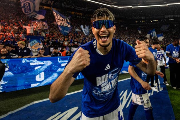 2. Fußball Bundesliga: Schalke 04 - Fortuna Düsseldorf; 02.05.2026 Die Mannschaft bejubelt Aufstieg, Aufstiegsfeier, Schalke 04, 2026. Spieler stehen vor der Nordkurve., Hasan Kurucay (FC Schalke 04, 4) 2. Fußball Bundesliga: Schalke 04 - Fortuna Düsseldorf; Veltins-Arena, Gelsenkirchen; 02.05.2026 DFL regulations prohibit any use of photographs as image sequences and or quasi video.
