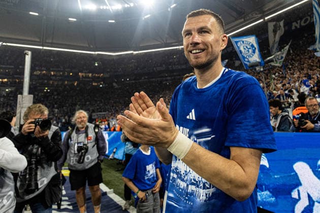 2. Fußball Bundesliga: Schalke 04 - Fortuna Düsseldorf; 02.05.2026 Edin Dzeko (FC Schalke 04, 10) Die Mannschaft bejubelt Aufstieg, Aufstiegsfeier, Schalke 04, 2026. 2. Fußball Bundesliga: Schalke 04 - Fortuna Düsseldorf; Veltins-Arena, Gelsenkirchen; 02.05.2026 DFL regulations prohibit any use of photographs as image sequences and or quasi video.