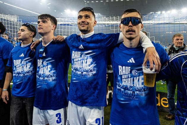 2. Fußball Bundesliga: Schalke 04 - Fortuna Düsseldorf; 02.05.2026 Dejan Ljubicic (FC Schalke 04, 21), Dylan Leonard (FC Schalke 04, 3), Ron Schallenberg (FC Schalke 04, 6) Die Mannschaft bejubelt Aufstieg, Aufstiegsfeier, Schalke 04, 2026. 2. Fußball Bundesliga: Schalke 04 - Fortuna Düsseldorf; Veltins-Arena, Gelsenkirchen; 02.05.2026 DFL regulations prohibit any use of photographs as image sequences and or quasi video.