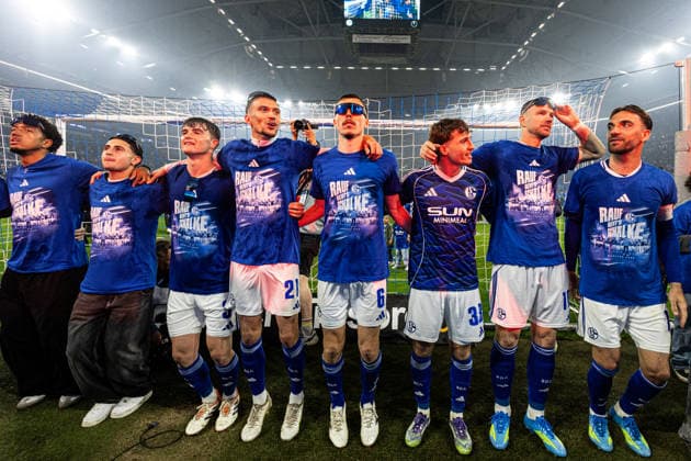 2. Fußball Bundesliga: Schalke 04 - Fortuna Düsseldorf; 02.05.2026 Dylan Leonard (FC Schalke 04, 3), Dejan Ljubicic (FC Schalke 04, 21), Ron Schallenberg (FC Schalke 04, 6), Vitalie Becker (FC Schalke 04, 33), Edin Dzeko (FC Schalke 04, 10), Kenan Karaman (FC Schalke 04, 19) Die Mannschaft bejubelt Aufstieg, Aufstiegsfeier, Schalke 04, 2026. 2. Fußball Bundesliga: Schalke 04 - Fortuna Düsseldorf; Veltins-Arena, Gelsenkirchen; 02.05.2026 DFL regulations prohibit any use of photographs as image sequences and or quasi video.