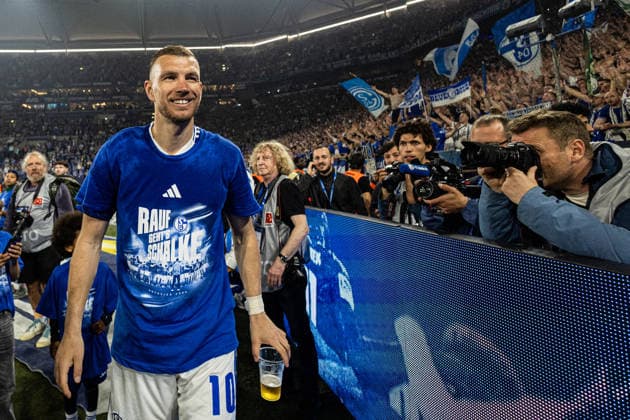 2. Fußball Bundesliga: Schalke 04 - Fortuna Düsseldorf; 02.05.2026 Edin Dzeko (FC Schalke 04, 10) Die Mannschaft bejubelt Aufstieg, Aufstiegsfeier, Schalke 04, 2026. 2. Fußball Bundesliga: Schalke 04 - Fortuna Düsseldorf; Veltins-Arena, Gelsenkirchen; 02.05.2026 DFL regulations prohibit any use of photographs as image sequences and or quasi video.