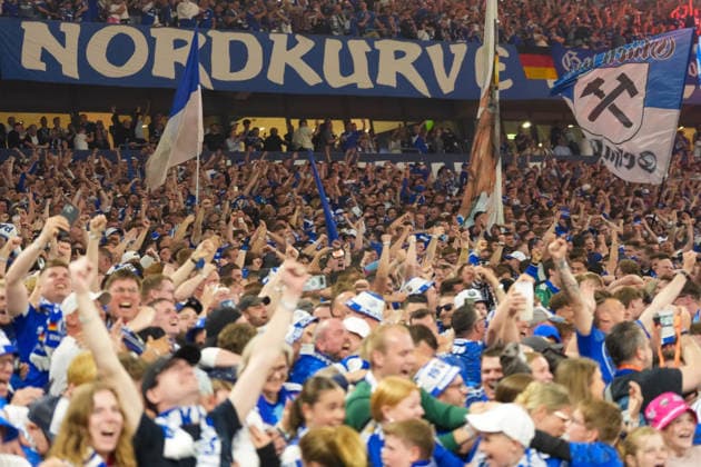 Extase in der Nordkurve, der FC Schalke gewinnt, GER FC Schalke 04 vs. Fortuna Duesseldorf, Fussball, 2. Bundesliga, Spieltag 32, Saison 2025 2026, 02.05.2026 DFB DFL REGULATIONS PROHIBIT ANY USE OF PHOTOGRAPHS AS IMAGE SEQUENCES AND OR QUASI-VIDEO, GER FC Schalke 04 vs. Fortuna Duesseldorf, Fussball, 2. Bundesliga, Spieltag 32, Saison 2025 2026, 02.05.2026 Gelsenkirchen