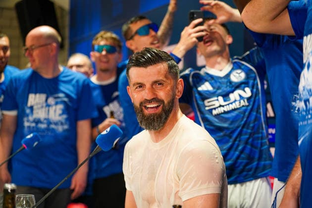 Deutschland: Fussball 2. Bundesliga 2025 - 2026, 32. Spieltag - FC Schalke 04 vs Fortuna Düsseldorf - Veltins Arena (Schalke): Miron Muslic (Trainer, Schalke 04) Pressekonferenz, Medien - Freude, Emotionen, Jubel bei der Mannschaft, die in die PK stürmt