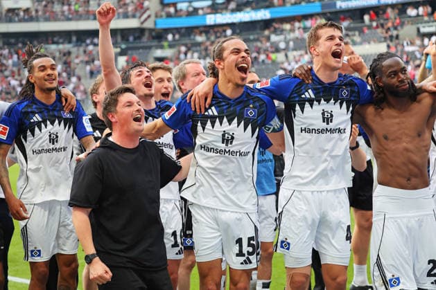 Frankfurt, Deutschland 02. Mai 2026: 1. BL - 2025 2026 - Sp. 32 - Eintracht Frankfurt gegen Hamburger SV Im Bild: v.li. Damion Downs (HSV), Trainer Merlin Polzin (HSV), Giorgi Gocholeishvili (HSV), Yussuf Poulsen (HSV), Luka Vuskovic (HSV) und Jordan Torunarigha (HSV) freuen sich ausgelassen über den Auswärtssieg. DFL regulations prohibit any use of photographs as image sequences and or quasi-video Deutsche Bank Park Hessen *** Frankfurt, Germany 02 May 2026 1 BL 2025 2026 Sp 32 Eintracht Frankfurt v Hamburger SV Pictured from left Damion Downs HSV , coach Merlin Polzin HSV , Giorgi Gocholeishvili HSV , Yussuf Poulsen HSV , Luka Vuskovic HSV and Jordan Torunarigha HSV celebrate the away win DFL regulations prohibit any use of photographs as image sequences and or quasi video Deutsche Bank Park Hessen Copyright: xFotostandx xRacochax