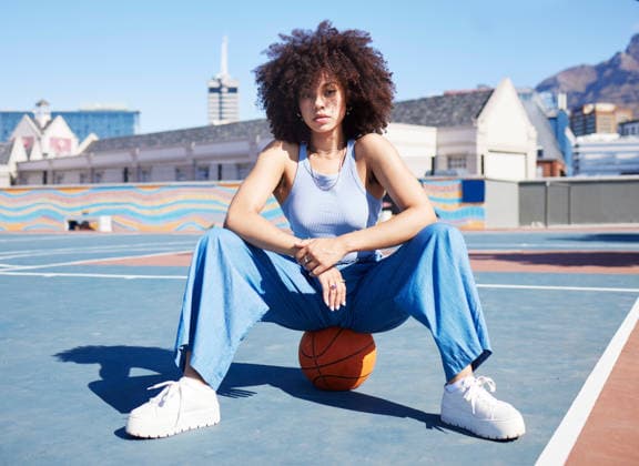 Fashion, city and portrait of black woman with basketball court with trendy, urban style and edgy clothes. Sports, fitness park and girl pose outdoors with ball with confidence and attitude. (License=RF) 19823731 ,model released, Symbolfoto  Copyright: xZoonar.com YurixArcursxpeopleimages.comx 19823731 ,model released, Symbolfoto ,property released
