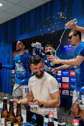 02.05.2026, 32. Spieltag in der 2. Fussball Bundesliga, FC Schalke 04 - Fortuna Düsseldorf. Trainer Miron Muslic (FC Schalke 04) bekommt von seinen Spielern eine Bierdusche. Gelsenkirchen Veltins Arena NRW Deutschland xRHR-FOTO DEx