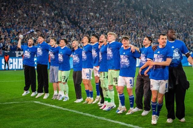 FC Schalke 04 has been promoted to the Bundesliga GELSENKIRCHEN, GERMANY - MAY 02: Players of FC Schalke 04 celebrate promotion to the Bundesliga after the team s victory in the 2. Bundesliga match between FC Schalke 04 and Fortuna Dusseldorf at Veltins-Arena on May 02, 2026 in Gelsenkirchen, Germany. Hesham Elsherif Anadolu Gelsenkirchen Germany. Editorial use only. Please get in touch for any other usage.  Copyright: x2026xAnadoluxHeshamxElsherifx