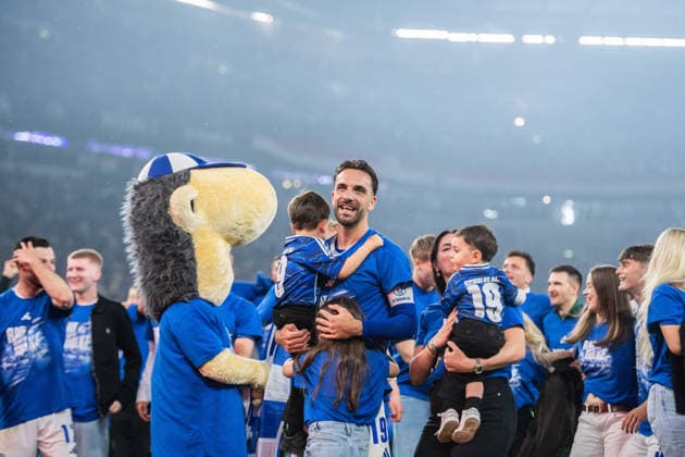 FC Schalke 04 has been promoted to the Bundesliga GELSENKIRCHEN, GERMANY - MAY 02: Players of FC Schalke 04 celebrate promotion to the Bundesliga after the team s victory in the 2. Bundesliga match between FC Schalke 04 and Fortuna Dusseldorf at Veltins-Arena on May 02, 2026 in Gelsenkirchen, Germany. Hesham Elsherif Anadolu Gelsenkirchen Germany. Editorial use only. Please get in touch for any other usage.  Copyright: x2026xAnadoluxHeshamxElsherifx