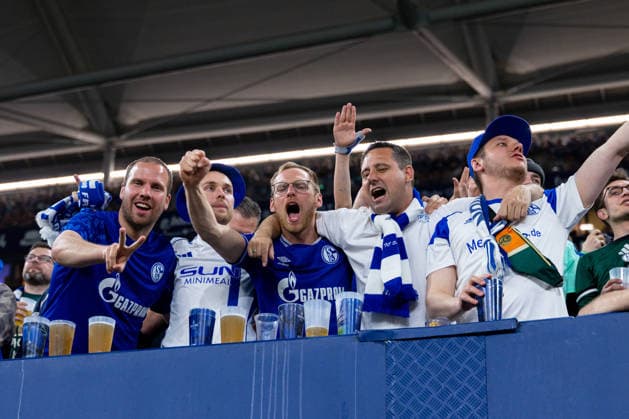 02.05.2026, 32. Spieltag in der 2. Fussball Bundesliga, FC Schalke 04 - Fortuna Düsseldorf. Fans feuern ihre Mannschaft an. Gelsenkirchen Veltins Arena NRW Deutschland xRHR-FOTO DEx