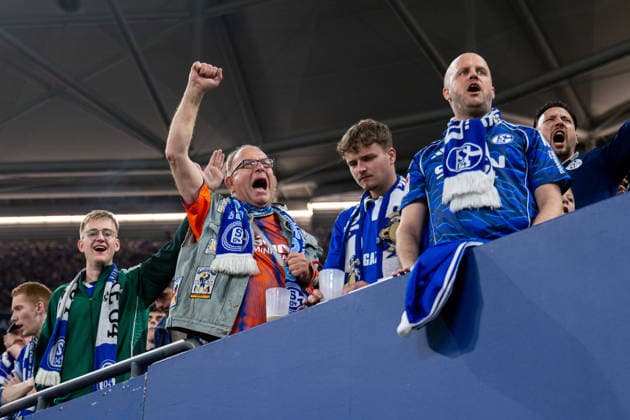 02.05.2026, 32. Spieltag in der 2. Fussball Bundesliga, FC Schalke 04 - Fortuna Düsseldorf. Fans feuern ihre Mannschaft an. Gelsenkirchen Veltins Arena NRW Deutschland xRHR-FOTO DEx
