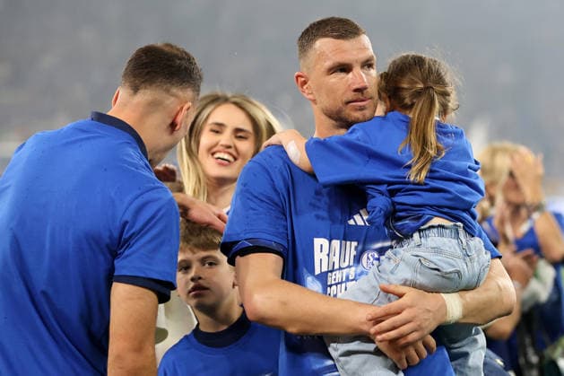 Die Spieler vom FC Schalke 04 freuen sich über den Sieg und den Aufstieg in die 1.Bundesliga beim Spiel der 2. Bundesliga (Saison 2025 26) FC Schalke 04 - Fortuna Düsseldorf - Copyright: Thomas Pakusch