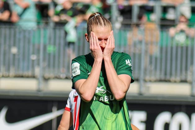 Wolfsburg, Deutschland: 02. Mai 2026 - 1. Frauen Bundesliga - 24. Spieltag - VfL Wolfsburg vs. RB Leipzig Im Bild: Janina Minge (VfL) hält sich die Hände vor ihr Gesicht Copyright: HMBxMedia MadeleinexFantini
