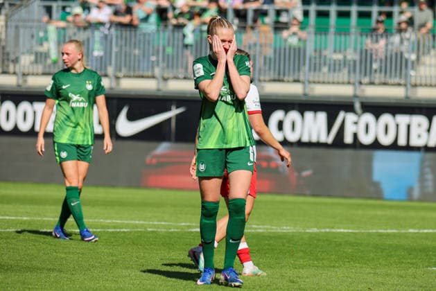 Wolfsburg, Deutschland: 02. Mai 2026 - 1. Frauen Bundesliga - 24. Spieltag - VfL Wolfsburg vs. RB Leipzig Im Bild: Janina Minge (VfL) hält sich die Hände vor ihr Gesicht Copyright: HMBxMedia MadeleinexFantini
