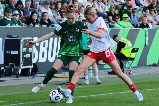 Wolfsburg, Deutschland: 02. Mai 2026 - 1. Frauen Bundesliga - 24. Spieltag - VfL Wolfsburg vs. RB Leipzig Im Bild: v.li. im Zweikampf Sophia Kleinherne (VfL) und Marlene Müller Mueller (RB Leipzig) Copyright: HMBxMedia MadeleinexFantini