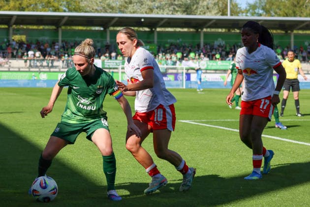 Wolfsburg, Deutschland: 02. Mai 2026 - 1. Frauen Bundesliga - 24. Spieltag - VfL Wolfsburg vs. RB Leipzig Im Bild: v.li. im Zweikampf Svenja Huth (VfL), Gina Chmielinski (RB Leipzig) und Delice Boboy (RB Leipzig) Copyright: HMBxMedia MadeleinexFantini