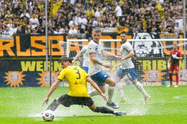 v.li.: Matti Wagner (Alemannia Aachen, 3), Nico Neidhart (Hansa Rostock, 7), Zweikampf, Duell, duel, tackle, tackling, Dynamik, Action, Aktion, 02.05.2026, Aachen (Deutschland), Fussball, 3. Liga, TSV Alemannia Aachen - FC Hansa Rostock, Fussball, 3. Liga, TSV Alemannia Aachen - FC Hansa Rostock, DFB DFL REGULATIONS PROHIBIT ANY USE OF PHOTOGRAPHS AS IMAGE SEQUENCES AND OR QUASI-VIDEO. *** v li Matti Wagner Alemannia Aachen, 3 , Nico Neidhart Hansa Rostock, 7 , duel, duel, tackle, tackling, dynamics, action, action, 02 05 2026, Aachen Germany , Football, 3 Liga, TSV Alemannia Aachen FC Hansa Rostock, Football, 3 Liga, TSV Alemannia Aachen FC Hansa Rostock, DFB DFL REGULATIONS PROHIBIT ANY USE OF PHOTOGRAPHS AS IMAGE SEQUENCES AND OR QUASI VIDEO xmhx