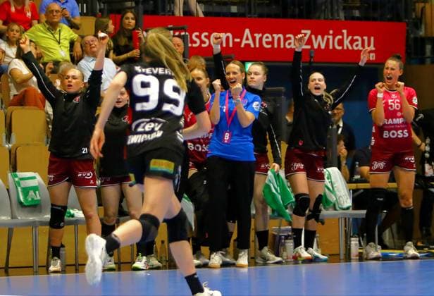 Grund zur Freude hatte Trainerin Miriam Hirsch (Metzingen, Mitte) Handball Frauen 1.Bundesliga Play-off-Runde BSV Sachsen Zwickau - TuS Metzingen 27:32 am 2.5.2026 in der Sparkassen-Arena Zwickau BSV Sachsen Zwickau - TuS Metzingen