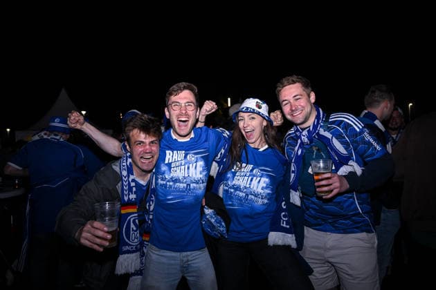 02.05.2026, Fussball, 2. Bundesliga, Saison 2025 2026, 32. Spieltag, FC Schalke 04 - Fortuna Düsseldorf, Fans des FC Schalke 04 feiern den Aufstieg vor der Arena, xRHR-FOTO YYx