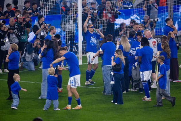 02.05.2026, 32. Spieltag in der 2. Fussball Bundesliga, FC Schalke 04 - Fortuna Düsseldorf. Timo Becker (FC Schalke 04) trinkt ein Bier und feiert zusammen mit seinem Team den Aufstieg. Gelsenkirchen Veltins Arena NRW Deutschland xRHR-FOTO DEx