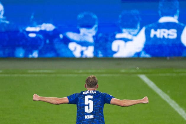 02.05.2026, 32. Spieltag in der 2. Fussball Bundesliga, FC Schalke 04 - Fortuna Düsseldorf. Timo Becker (FC Schalke 04) bejubelt den Aufstieg. Gelsenkirchen Veltins Arena NRW Deutschland xRHR-FOTO DEx