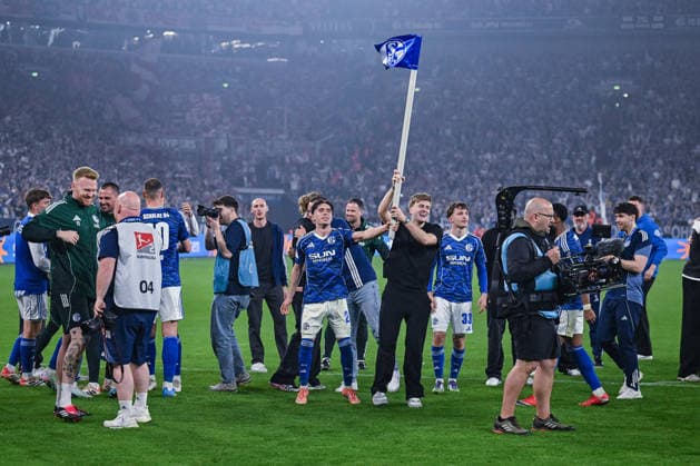02.05.2026, Fussball, 2. Bundesliga, Saison 2025 2026, 32. Spieltag, FC Schalke 04 - Fortuna Düsseldorf, Schlussjubel: Soufiane El-Faouzi (FC Schalke 04), Paul Pöpperl (FC Schalke 04) xRHR-FOTO YYx