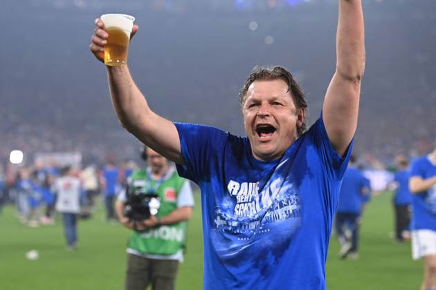 Schlussjubel, jubelnd, Jubel, Begeisterung, Freude, Emotion -Youri MULDER, Direktor Profifussball FC Schalke 04 Schalke jubelt ueber den Aufstieg in die 1. Fussball Bundesliga, jubelnd, Jubel, Begeisterung, Freude, Emotion Fussball 2. Bundesliga, 32. Spieltag, FC Schalke 04 (GE) - Fortuna Duesseldorf (D) 1-0 am 02.05.2026 in der Veltins-Arena Gelsenkirchen Deutschland. DFL regulations prohibit any use of photographs as image sequences and or quasi-video Â