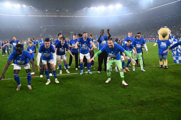 FC Schalke 04 macht die La Ola Welle, Schlussjubel, jubelnd, Jubel, Begeisterung, Freude, Emotion Schalke jubelt ueber den Aufstieg in die 1. Fussball Bundesliga, jubelnd, Jubel, Begeisterung, Freude, Emotion Fussball 2. Bundesliga, 32. Spieltag, FC Schalke 04 (GE) - Fortuna Duesseldorf (D) 1-0 am 02.05.2026 in der Veltins-Arena Gelsenkirchen Deutschland. DFL regulations prohibit any use of photographs as image sequences and or quasi-video Â