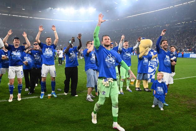 FC Schalke 04 macht die La Ola Welle, Schlussjubel, jubelnd, Jubel, Begeisterung, Freude, Emotion Schalke jubelt ueber den Aufstieg in die 1. Fussball Bundesliga, jubelnd, Jubel, Begeisterung, Freude, Emotion Fussball 2. Bundesliga, 32. Spieltag, FC Schalke 04 (GE) - Fortuna Duesseldorf (D) 1-0 am 02.05.2026 in der Veltins-Arena Gelsenkirchen Deutschland. DFL regulations prohibit any use of photographs as image sequences and or quasi-video Â