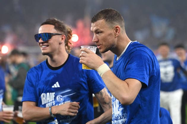 Schlussjubel, jubelnd, Jubel, Begeisterung, Freude, Emotion Edin DZEKO (GE) Schalke jubelt ueber den Aufstieg in die 1. Fussball Bundesliga, jubelnd, Jubel, Begeisterung, Freude, Emotion Fussball 2. Bundesliga, 32. Spieltag, FC Schalke 04 (GE) - Fortuna Duesseldorf (D) 1-0 am 02.05.2026 in der Veltins-Arena Gelsenkirchen Deutschland. DFL regulations prohibit any use of photographs as image sequences and or quasi-video Â