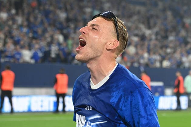 Schlussjubel, jubelnd, Jubel, Begeisterung, Freude, Emotion Timo BECKER (GE) Schalke jubelt ueber den Aufstieg in die 1. Fussball Bundesliga, jubelnd, Jubel, Begeisterung, Freude, Emotion Fussball 2. Bundesliga, 32. Spieltag, FC Schalke 04 (GE) - Fortuna Duesseldorf (D) 1-0 am 02.05.2026 in der Veltins-Arena Gelsenkirchen Deutschland. DFL regulations prohibit any use of photographs as image sequences and or quasi-video Â
