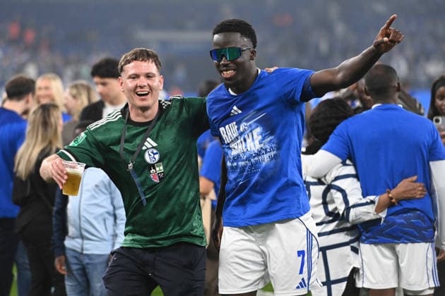 Christian GOMIS (GE) Schlussjubel, jubelnd, Jubel, Begeisterung, Freude, Emotion Schalke jubelt ueber den Aufstieg in die 1. Fussball Bundesliga, jubelnd, Jubel, Begeisterung, Freude, Emotion Fussball 2. Bundesliga, 32. Spieltag, FC Schalke 04 (GE) - Fortuna Duesseldorf (D) 1-0 am 02.05.2026 in der Veltins-Arena Gelsenkirchen Deutschland. DFL regulations prohibit any use of photographs as image sequences and or quasi-video Â