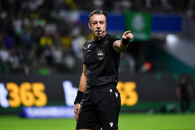 Palmeiras x Santos SaO PAULO, SP - 02.05.2026: PALMEIRAS X SANTOS - Referee Raphael Claus during the match between Palmeiras x Santos, valid for the fourteenth round of the 2026 Brazilian Football Championship, this Saturday (2), at Allianz Parque, Palmeiras& 39; stadium which will change its name from Monday. (Photo: Roberto Casimiro Fotoarena) x2936222x  RobertoxCasimiro