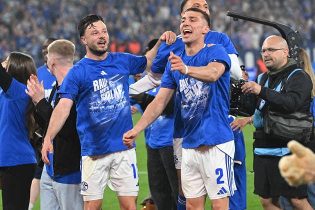 Schlussjubel, jubelnd, Jubel, Begeisterung, Freude, Emotion Adrian GANTENBEIN (GE) und Felipe SANCHEZ (GE) Schalke jubelt ueber den Aufstieg in die 1. Fussball Bundesliga, jubelnd, Jubel, Begeisterung, Freude, Emotion Fussball 2. Bundesliga, 32. Spieltag, FC Schalke 04 (GE) - Fortuna Duesseldorf (D) 1-0 am 02.05.2026 in der Veltins-Arena Gelsenkirchen Deutschland. DFL regulations prohibit any use of photographs as image sequences and or quasi-video Â