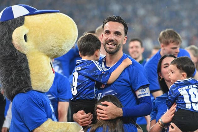 Schlussjubel, jubelnd, Jubel, Begeisterung, Freude, Emotion Kenan KARAMAN (GE) Schalke jubelt ueber den Aufstieg in die 1. Fussball Bundesliga, jubelnd, Jubel, Begeisterung, Freude, Emotion Fussball 2. Bundesliga, 32. Spieltag, FC Schalke 04 (GE) - Fortuna Duesseldorf (D) 1-0 am 02.05.2026 in der Veltins-Arena Gelsenkirchen Deutschland. DFL regulations prohibit any use of photographs as image sequences and or quasi-video Â